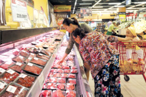 Người tiêu dùng đang chọn mua thịt tại Siêu thị Việt Nam